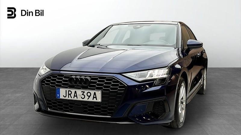 Navarrablå metallic Begagnad 2024 Audi A3 Sedan | 349 000 kr (Dyr) - Bild 1/4