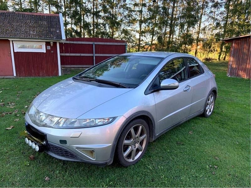 Silver Begagnad 2007 Honda Civic Sport Halvkombi | 25 000 kr (Marknadspris) - Bild 1/4