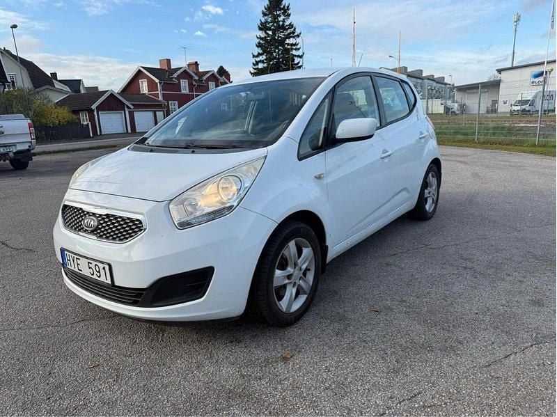 Vit Begagnad 2011 Kia Venga EX Halvkombi | 39 500 kr (Bra pris) - Bild 1/4