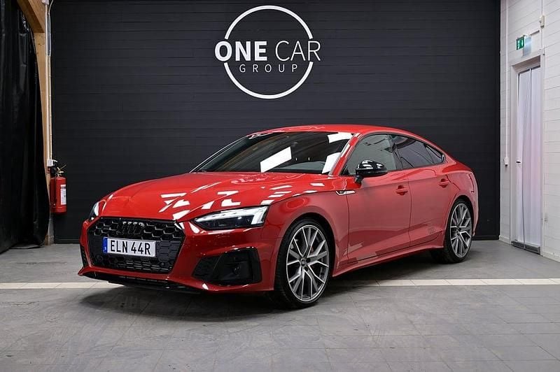 Röd Begagnad 2022 Audi A5 Sportback Competition Halvkombi | 459 800 kr (Dyr) - Bild 1/4