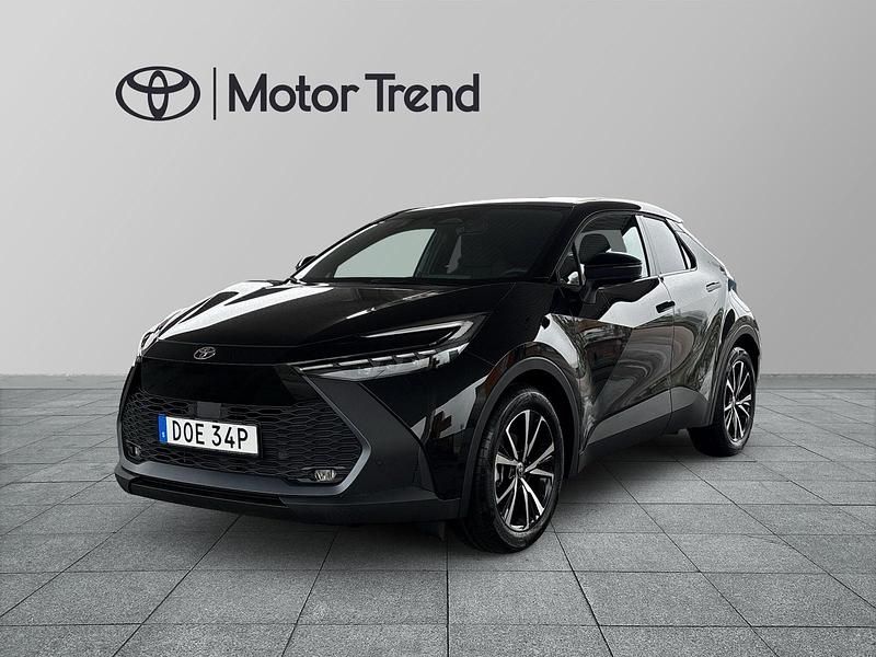 Svart Begagnad 2025 Toyota C-HR Style SUV | 369 000 kr (Marknadspris) - Bild 1/4