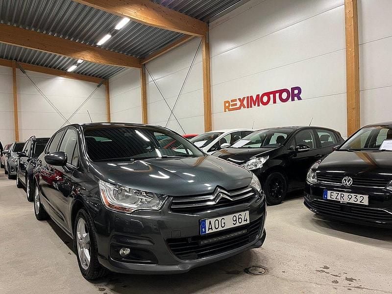 Grå Begagnad 2011 Citroën C4 Halvkombi | 64 900 kr (Marknadspris) - Bild 1/4