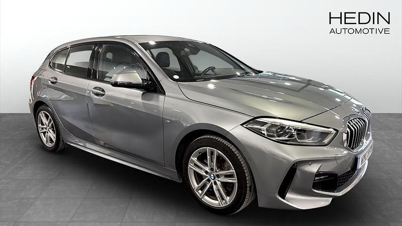 Begagnad BMW 118 M Sport 136 HK (100 kW) 2022 Grå metallic Halvkombi