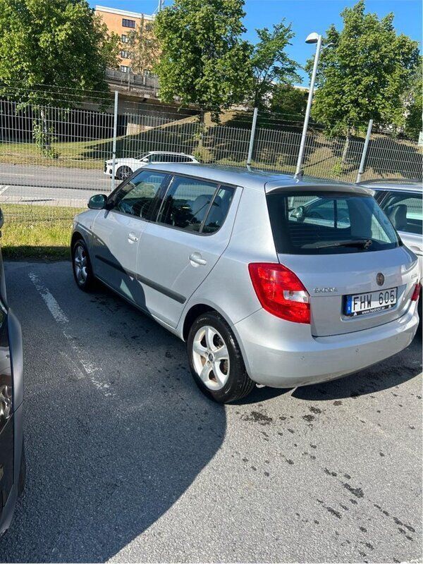 Silver Begagnad 2013 Skoda Fabia Halvkombi | 43 900 kr (Marknadspris) - Bild 1/4
