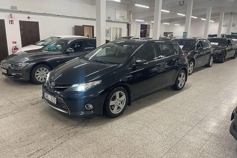 Mörkblå Begagnad 2013 Toyota Auris Hybrid Executive Halvkombi | 109 500 kr (Marknadspris) - Bild 1/4