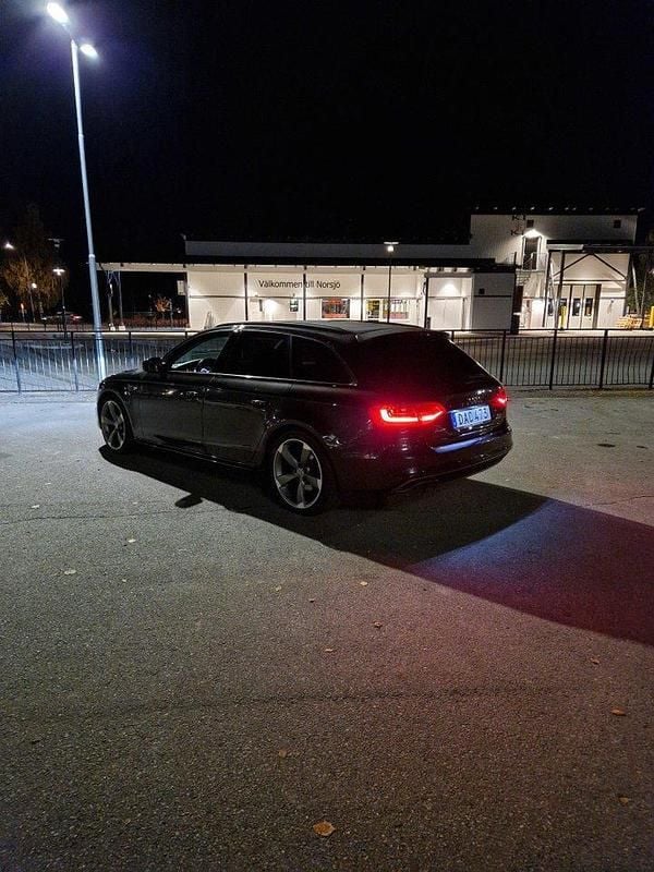Grå Begagnad 2015 Audi A4 Sport Kombi | 134 900 kr (Marknadspris) - Bild 1/4