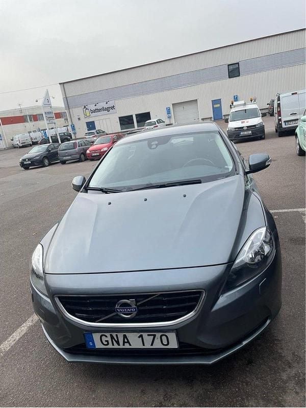 Grå Begagnad 2015 Volvo V40 Kinetic Kombi | 100 000 kr (Bra pris) - Bild 1/4
