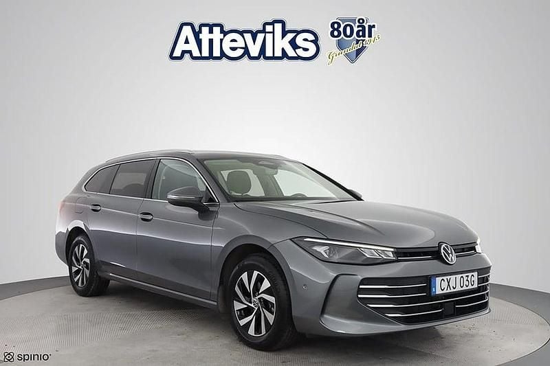 Grå Begagnad 2024 VW Passat Business Kombi | 338 800 kr (Bra pris) - Bild 1/3