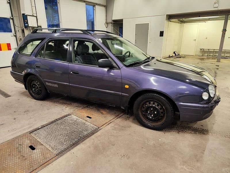 Begagnad Toyota Corolla 107 HK (78 kW) 1999 Lila Kombi