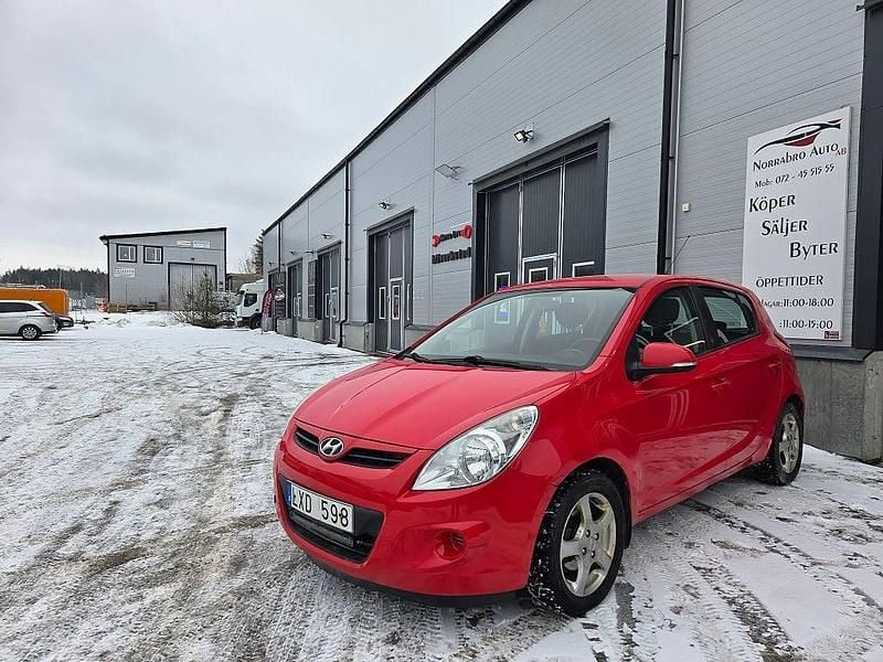 Begagnad Hyundai i20 Select 90 HK (66 kW) 2011 Röd Halvkombi