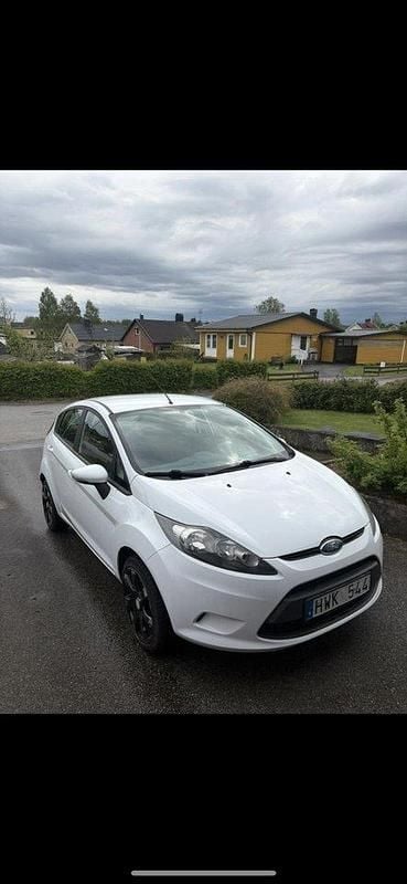 Vit Begagnad 2009 Ford Fiesta Trend Halvkombi | 34 999 kr (Marknadspris) - Bild 1/4
