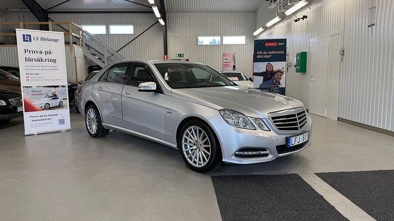 Silver Begagnad 2011 Mercedes E220 Avantgarde Sedan | 124 900 kr (Marknadspris) - Bild 1/4