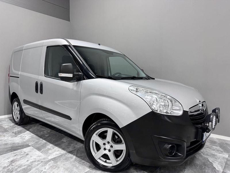 Grå Begagnad 2013 Opel Combo Minibuss | 59 900 kr (Marknadspris) - Bild 1/4