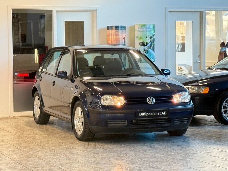 Mörkblå Begagnad 2002 VW Golf IV Halvkombi | 29 999 kr (Lite dyr) - Bild 1/4