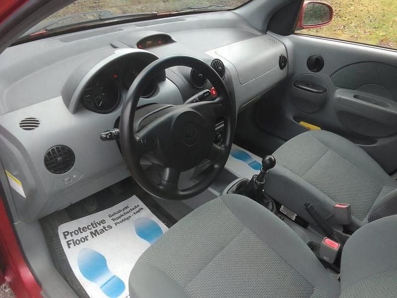 Begagnad Chevrolet Kalos 94 HK (69 kW) 2004 Röd Halvkombi