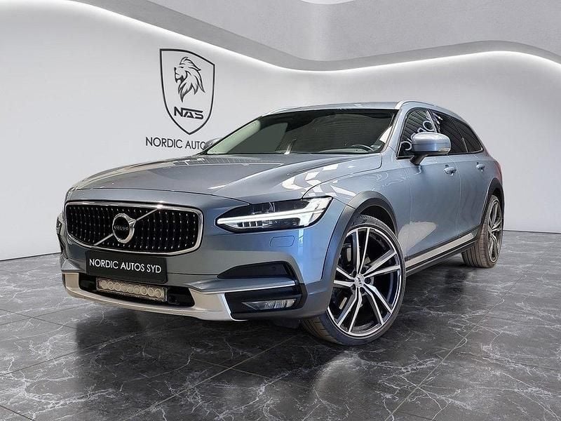 Ljusblå (blå) Begagnad 2017 Volvo V90 CC Plus Kombi | 179 900 kr - Bild 1/4