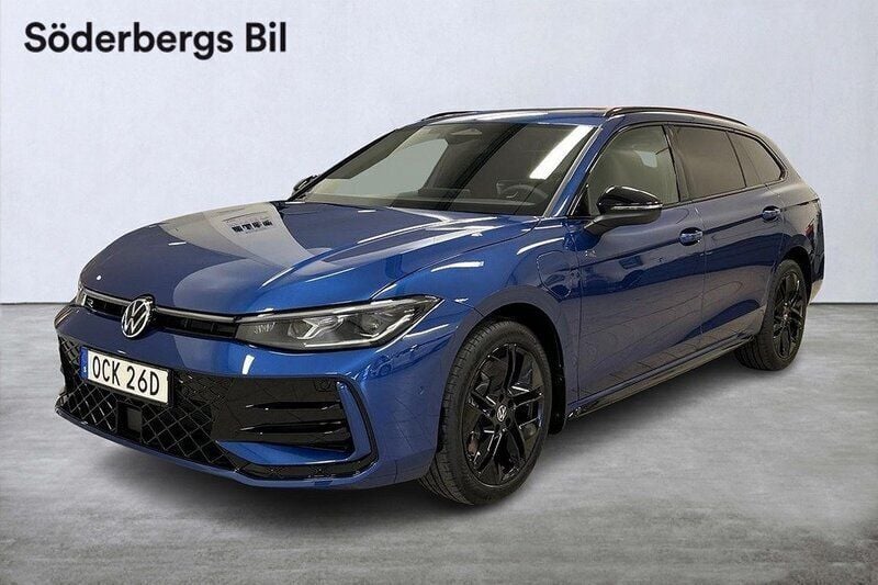 Blå (reef blue metallic) Ny 2025 VW Passat R-line Kombi | 549 800 kr (Marknadspris) - Bild 1/4