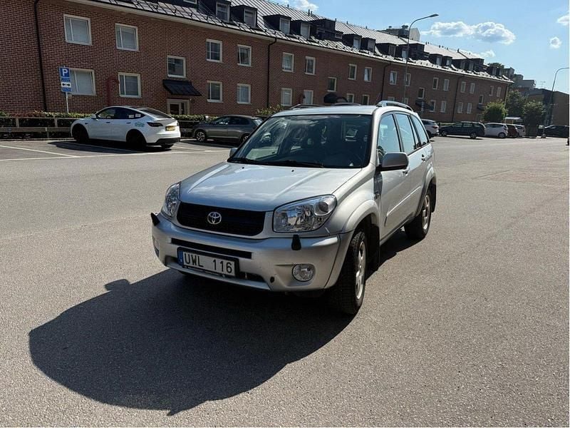 Silver Begagnad 2004 Toyota RAV4 SUV | 49 000 kr (Marknadspris) - Bild 1/4