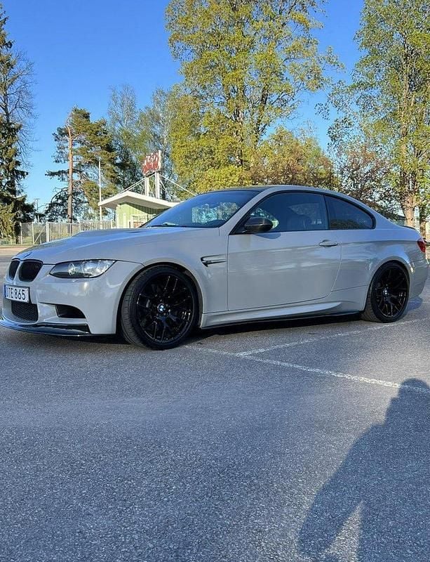 Grå Begagnad 2008 BMW M3 Competition Edition Sportkupé | 430 000 kr (Bra pris) - Bild 1/4