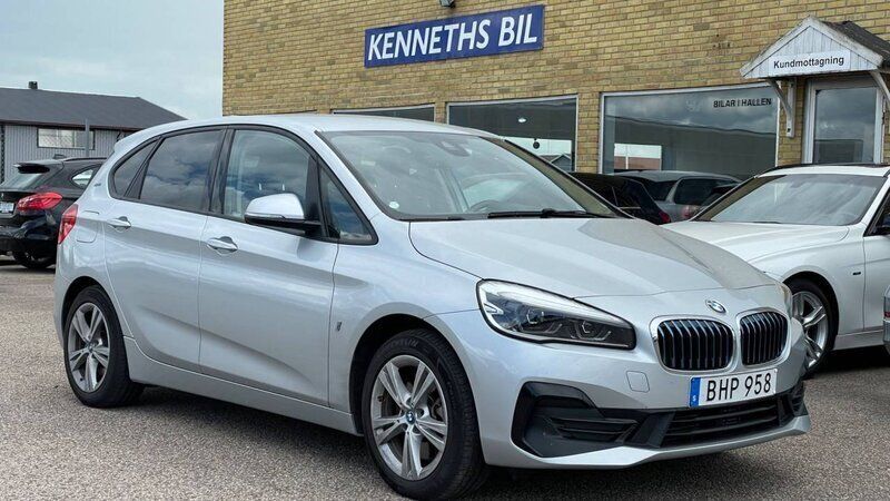 Silver Begagnad 2019 BMW 225 Sport Line Kombi | 249 500 kr - Bild 1/4