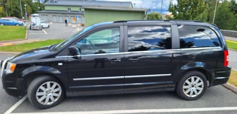 Svart Begagnad 2010 Chrysler Grand Voyager Limited Minibuss | 64 000 kr (Marknadspris) - Bild 1/4