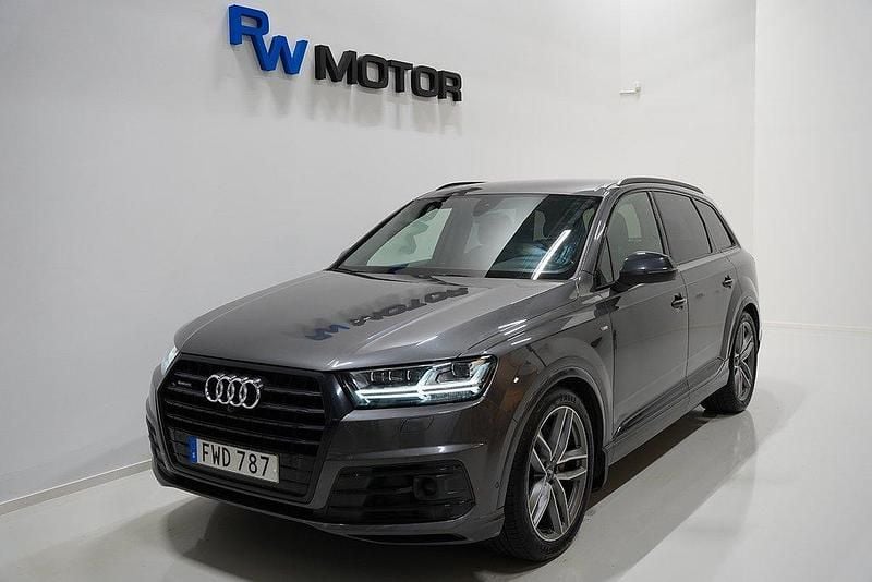 Grå Begagnad 2018 Audi Q7 S-Line SUV | 428 900 kr (Marknadspris) - Bild 1/4