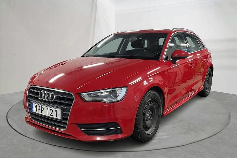 Begagnad Audi A3 Attraction 110 HK (80 kW) 2015 Röd
