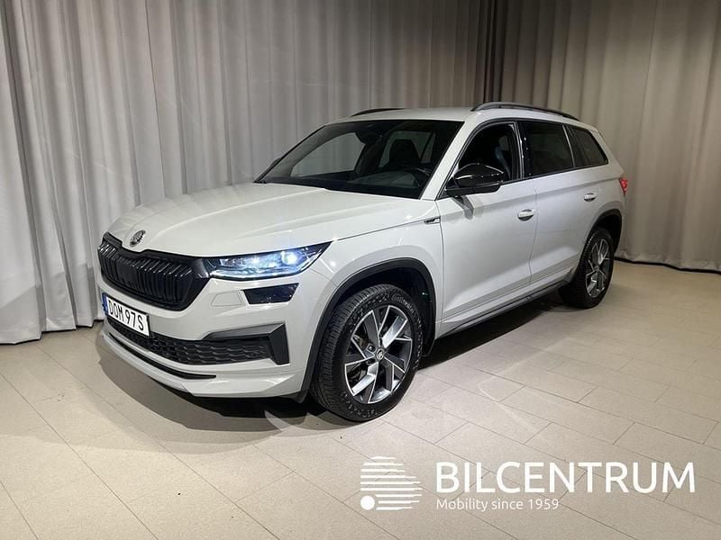 Grå Begagnad 2023 Skoda Kodiaq SportLine SUV | 369 900 kr (Lite dyr) - Bild 1/4