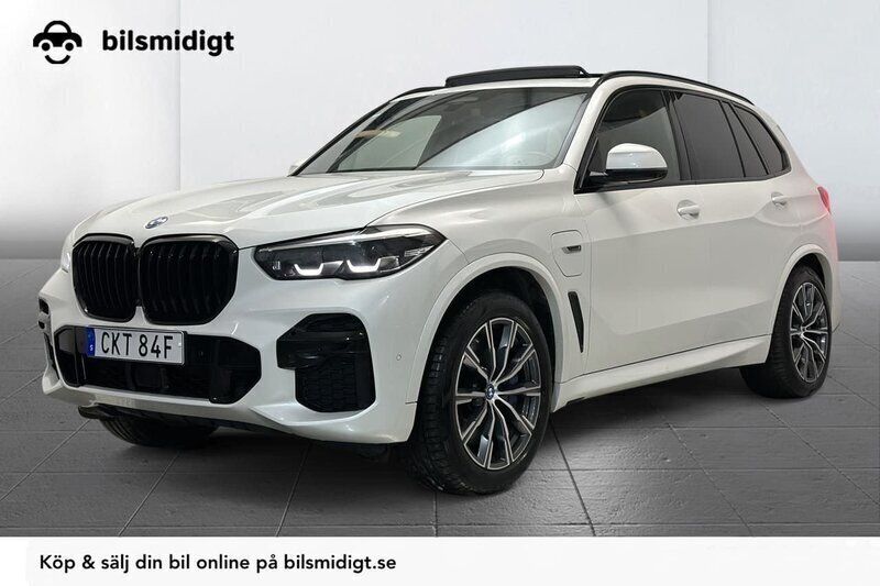 Vit Begagnad 2021 BMW X5 iPerformance SUV | 589 900 kr (Marknadspris) - Bild 1/3