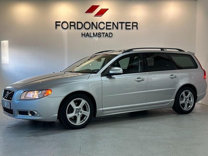 Ljusgrå Begagnad 2013 Volvo V70 R-Design Kombi | 134 900 kr (Lite dyr) - Bild 1/4