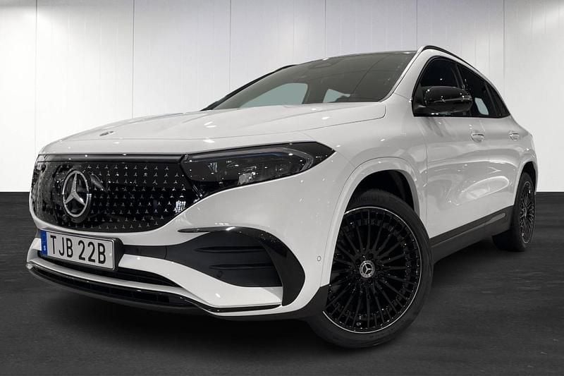 Vit (white) Begagnad 2025 Mercedes EQA250+ AMG line SUV | 629 082 kr (Dyr) - Bild 1/4