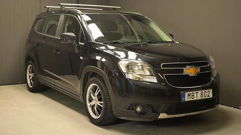 Svart Begagnad 2011 Chevrolet Orlando Minibuss | 49 800 kr (Marknadspris) - Bild 1/4