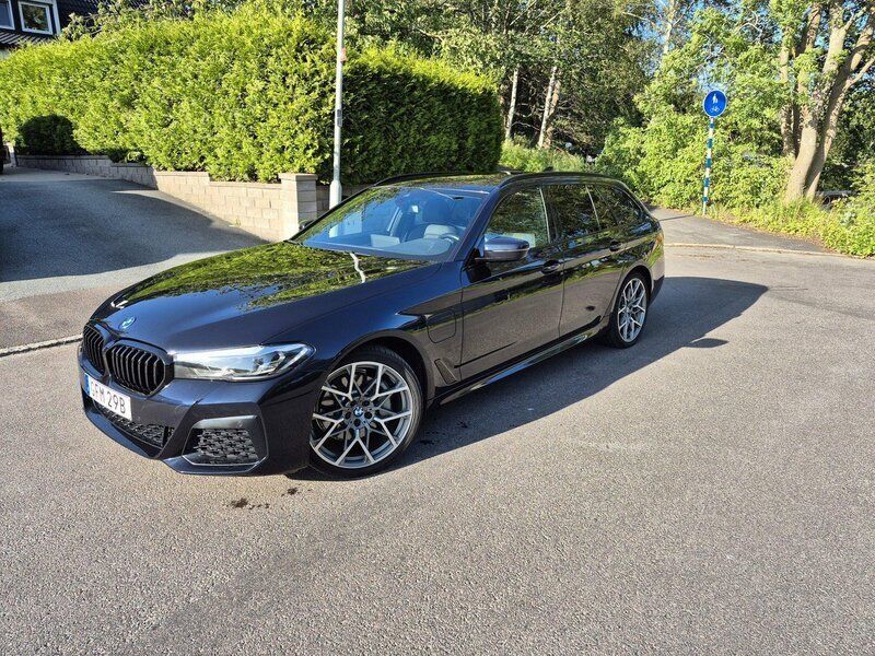 Svart Begagnad 2023 BMW 530e M Sport Kombi | 469 000 kr (Marknadspris) - Bild 1/4