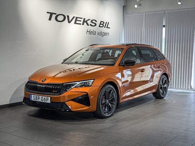 Orange (phoenix orange metallic) Ny 2025 Skoda Octavia RS Kombi | 480 600 kr - Bild 1/4