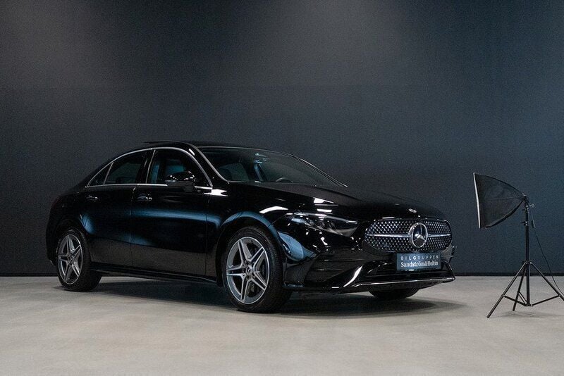 Svart Begagnad 2023 Mercedes A250 Advanced Plus Sedan | 399 000 kr (Marknadspris) - Bild 1/4