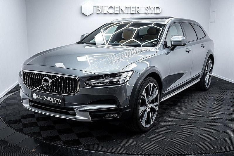 Grå Begagnad 2019 Volvo V90 CC Pro Kombi | 399 900 kr (Marknadspris) - Bild 1/4