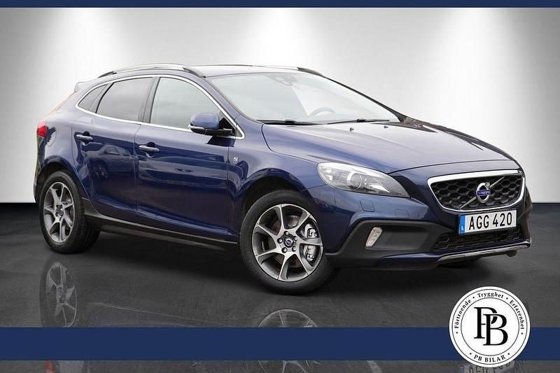 Blå Begagnad 2015 Volvo V40 CC Ocean Race Kombi | 169 900 kr (Marknadspris) - Bild 1/3