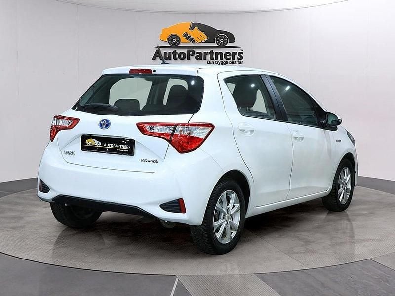 Begagnad Toyota Yaris Hybrid 101 HK (74 kW) 2019 Vit Halvkombi