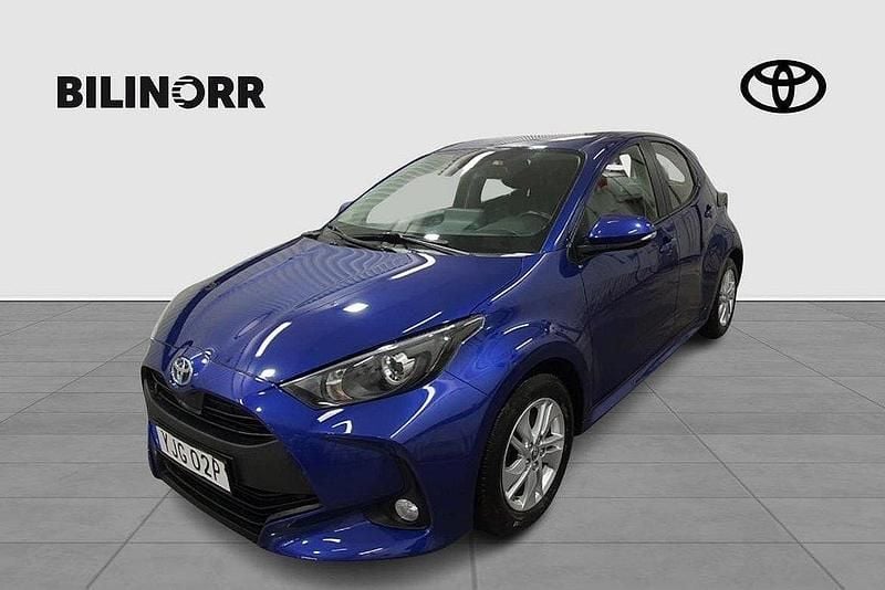 Mörkblå Begagnad 2022 Toyota Yaris Hybrid Active Halvkombi | 194 900 kr (Marknadspris) - Bild 1/4