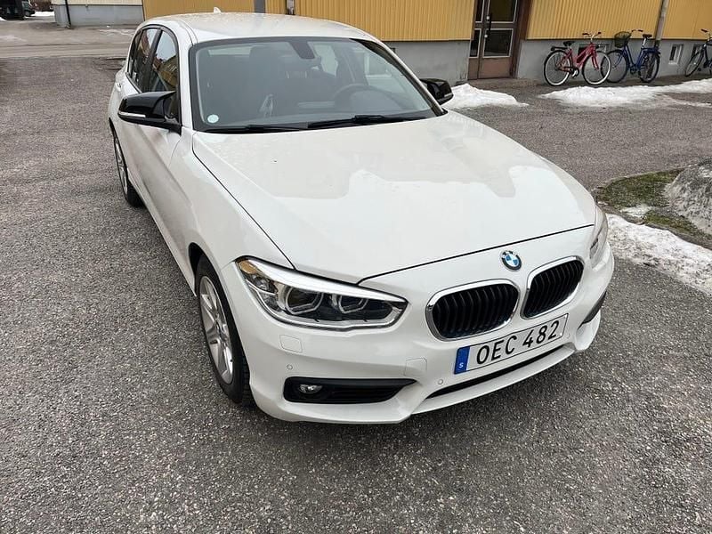 Vit Begagnad 2017 BMW 118 Advantage Halvkombi | 115 000 kr (Superpris) - Bild 1/4