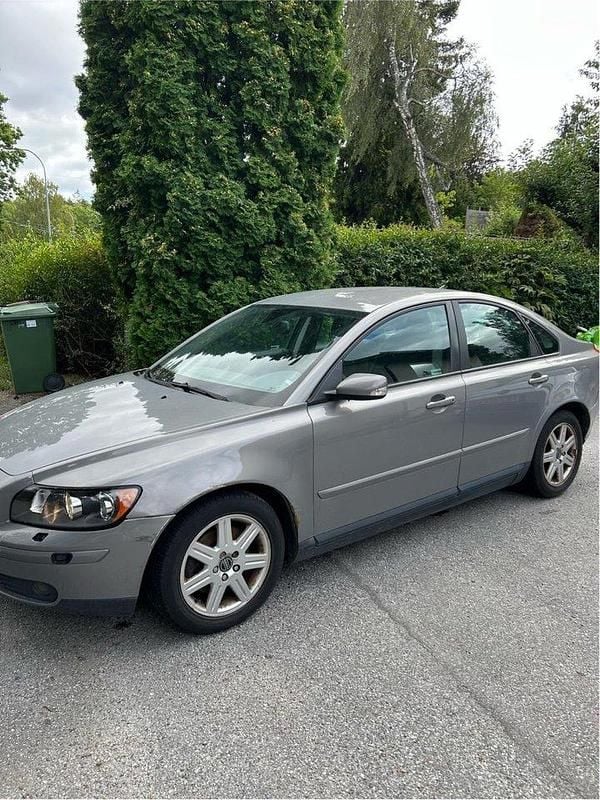 Grå Begagnad 2004 Volvo S40 Sedan | 38 500 kr (Superpris) - Bild 1/4