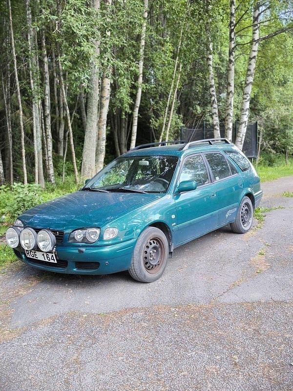 Grön Begagnad 2000 Toyota Corolla Kombi | 40 000 kr (Dyr) - Bild 1/4