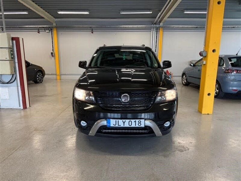 Svart (svart metallic) Begagnad 2015 Fiat Freemont SUV | 124 900 kr (Lite dyr) - Bild 1/4