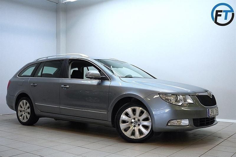 Silver Begagnad 2011 Skoda Superb Kombi | 69 800 kr (Bra pris) - Bild 1/4
