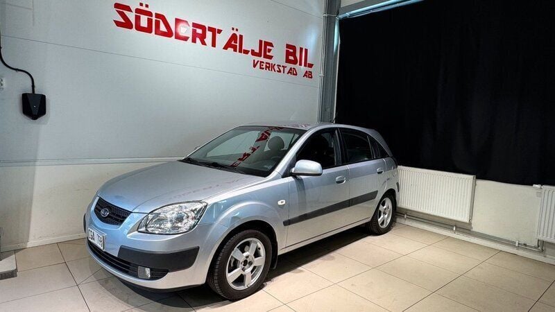 Silver Begagnad 2006 Kia Rio 4 Halvkombi | 29 900 kr (Marknadspris) - Bild 1/4
