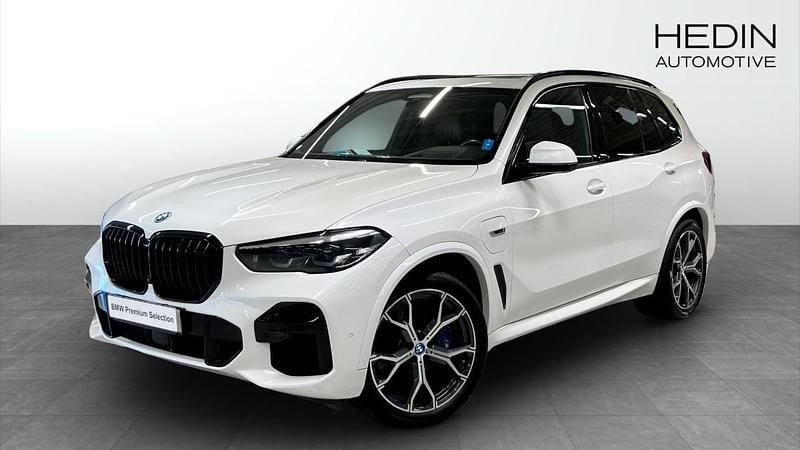 Vit (white) Begagnad 2021 BMW X5 Shadowline SUV | 658 700 kr (Marknadspris) - Bild 1/4