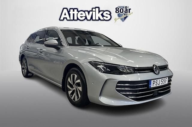 Silver Begagnad 2024 VW Passat Business Kombi | 338 800 kr (Marknadspris) - Bild 1/4