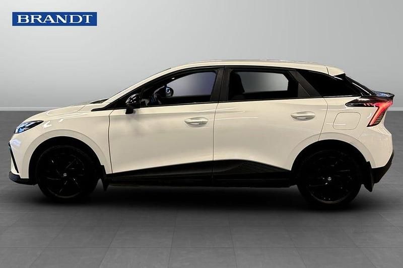 Begagnad MG MG4 EV 125 kW (171 HK) 2023 Vit Halvkombi
