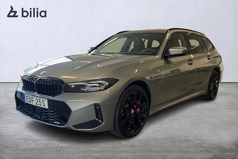 Grå Begagnad 2024 BMW 330e M Sport Kombi | 559 000 kr - Bild 1/4