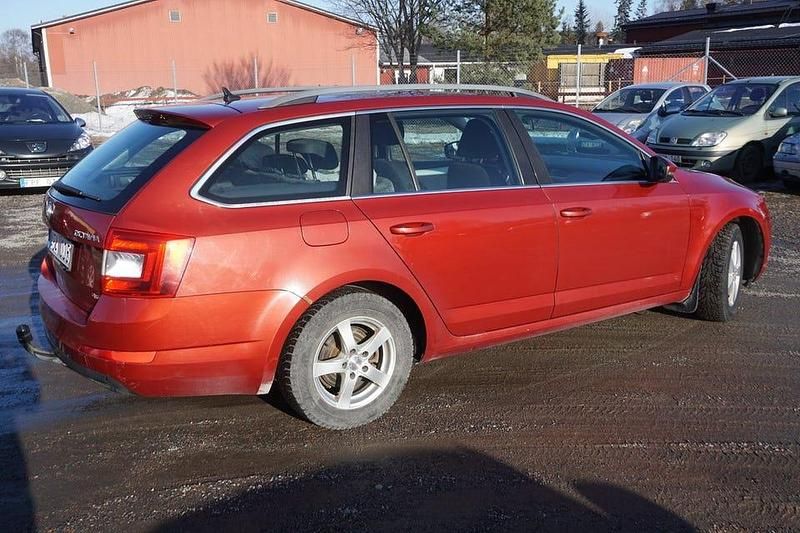 Begagnad Skoda Octavia 105 HK (77 kW) 2014 Röd Halvkombi